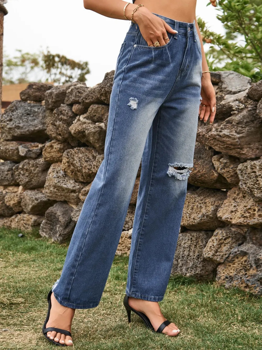 Stylish Distressed Jeans with Functional Pockets