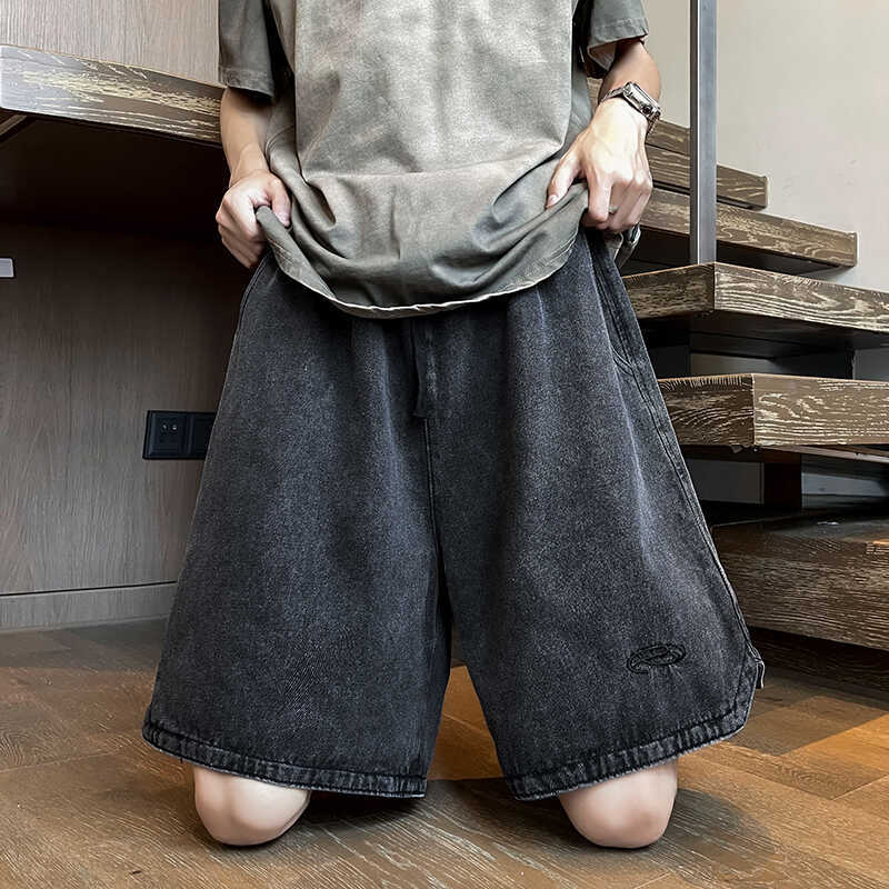 Washed Denim Five-Quarter Pants