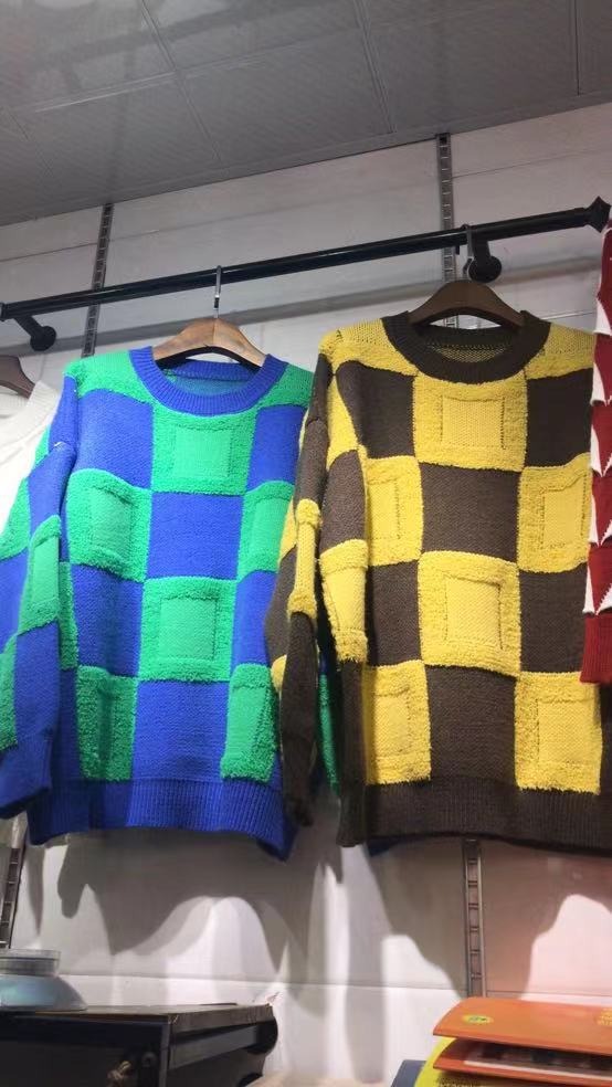 Harajuku Style Contrast Plaid Knit Top with Flocking