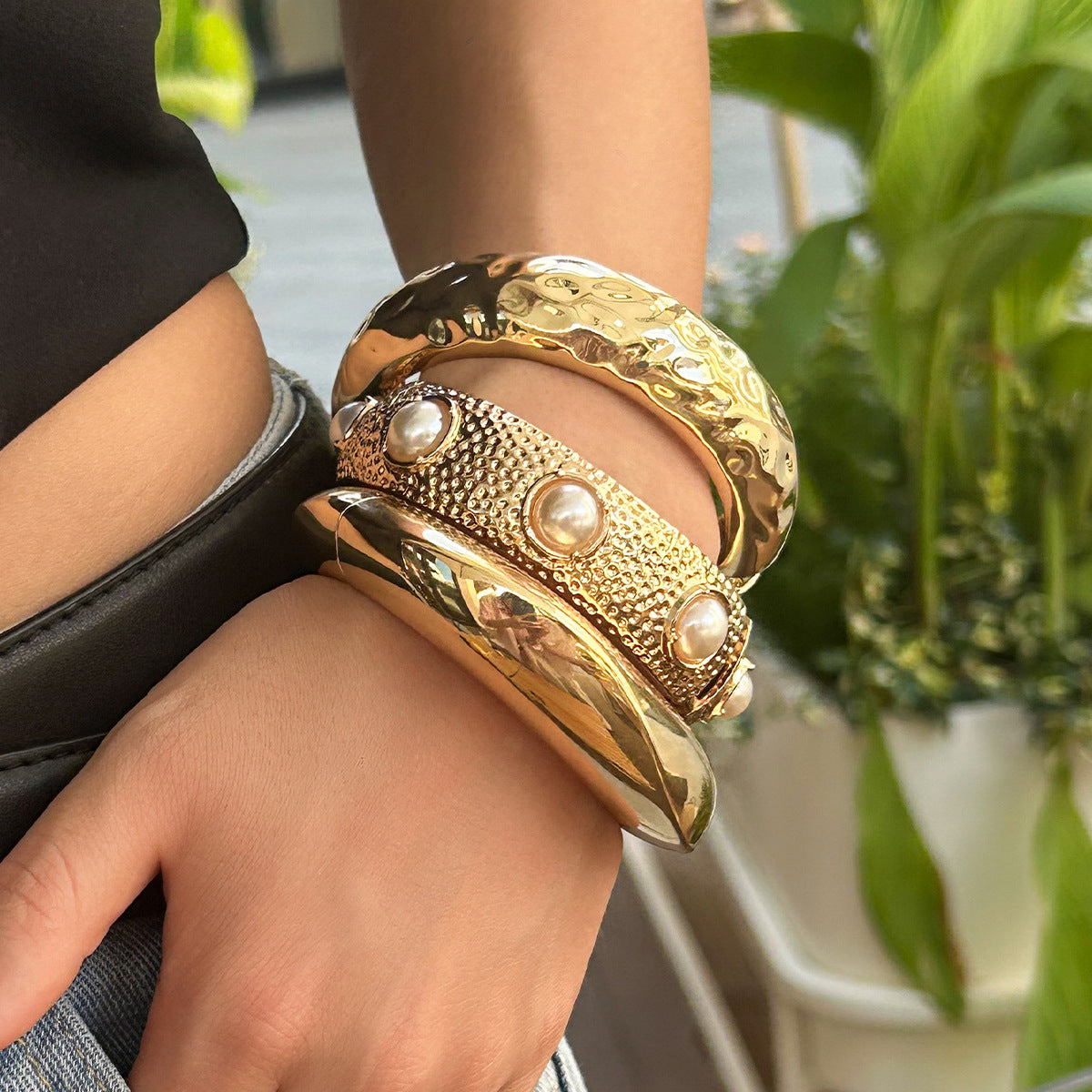 Playful Pleated Concave Pearl Bracelet - Metallic Luxe