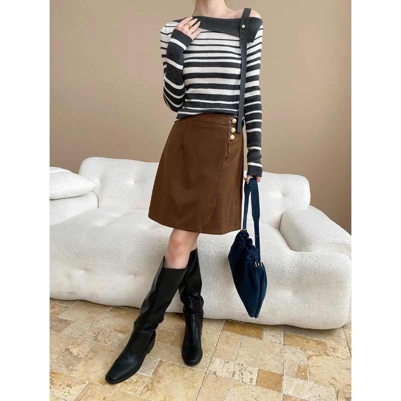 Chic French Vintage Style High-Waisted Slimming A-Line Mini Skirt with Metal Button Design