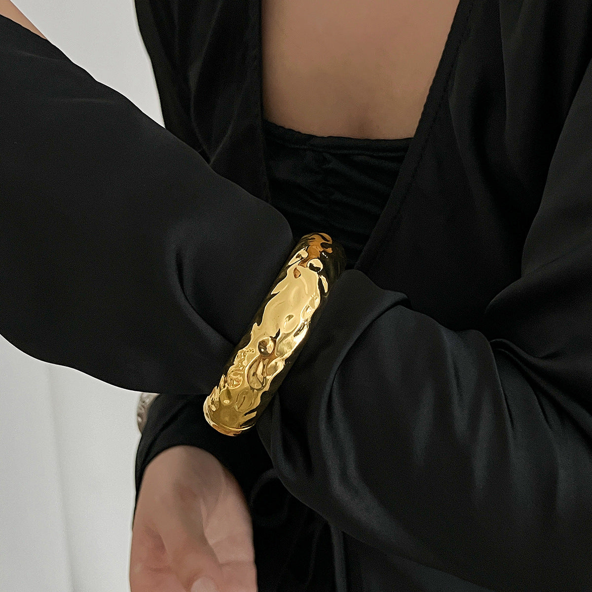 Playful Pleated Concave Pearl Bracelet - Metallic Luxe