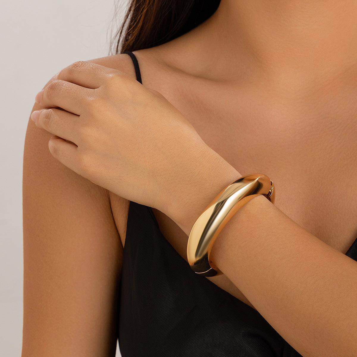 Playful Pleated Concave Pearl Bracelet - Metallic Luxe